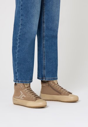 Sneakers alte in tessuto beige con suola in gomma beige liscia, dotate di lacci, zip laterale e dettaglio del logo sul lato esterno.