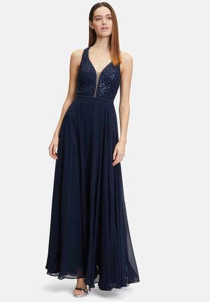 Robes de soirée bleu marine avec un corsage en dentelle sequins, décolleté en V profond, et jupe fluide. Le tissu est léger avec une texture lisse.