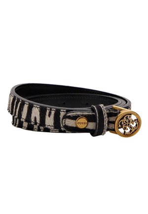 Ceinture zèbre noire et blanche avec une boucle circulaire dorée présentant un design ajouré et un petit bouton rond avec le logo GUESS.