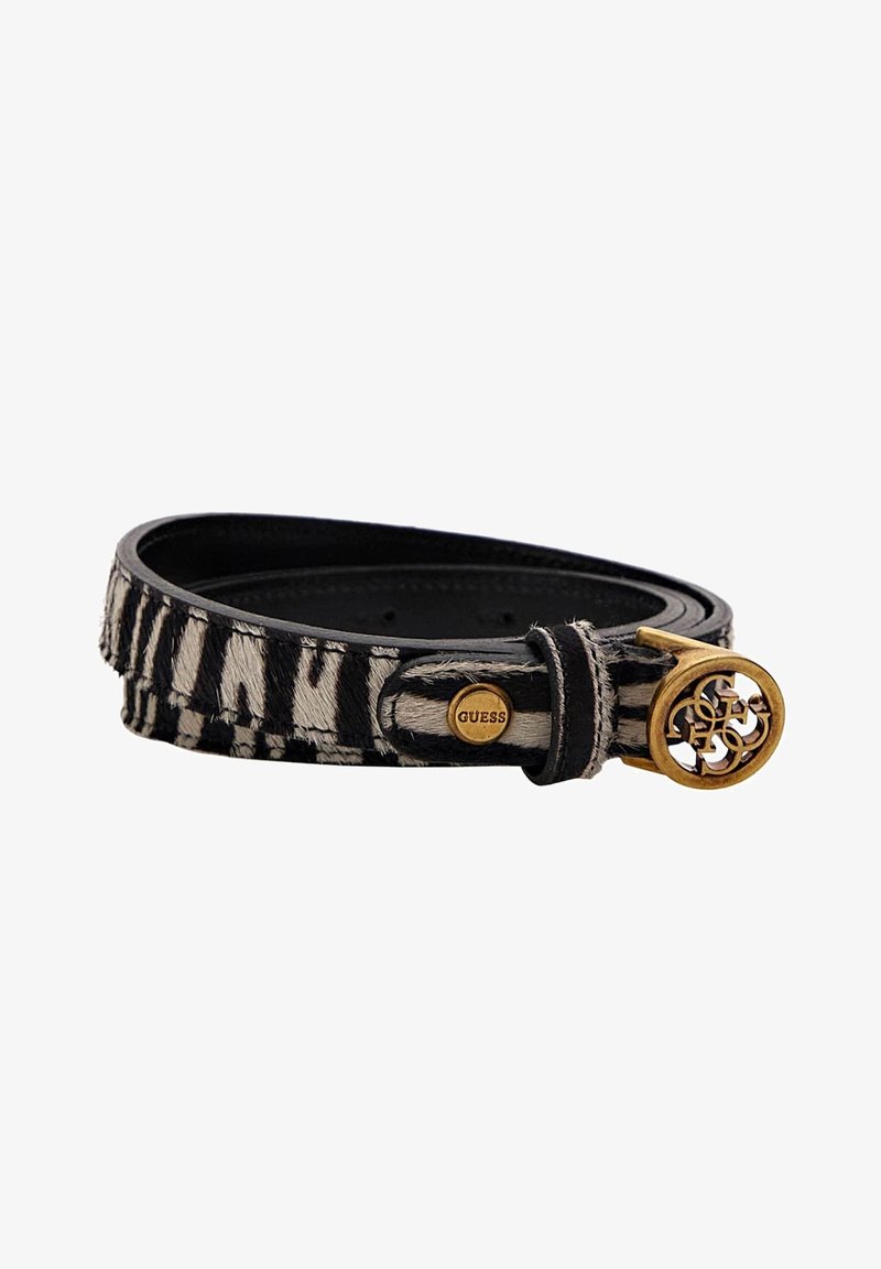 Ceinture zèbre noire et blanche avec une boucle circulaire dorée présentant un design ajouré et un petit bouton rond avec le logo GUESS.