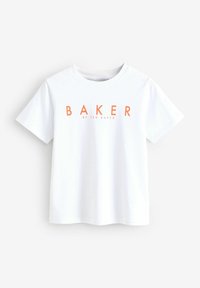 Bílé bavlněné tričko s krátkými rukávy a kulatým výstřihem. Na přední straně je uprostřed oranžový text: "BAKER" a "by TED BAKER".