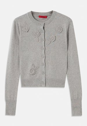 Lys grå knapp-up cardigan med lange ermer og teksturerte blomsterapplikasjoner på fronten, ribbestrikket krage, mansjetter og kant.