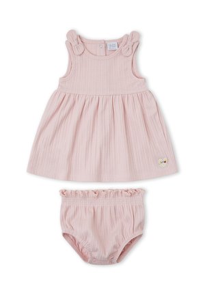 Vestido de bebé sin mangas en suave rosa con detalles anudados en los hombros y cubrepañales con volantes a juego, con un pequeño parche bordado de un conejito.