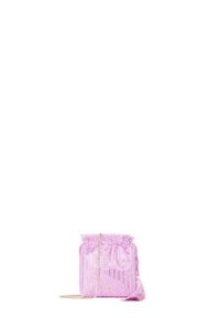 Roze pailletten trekkoordtas met een kettingriem, met een zachte textuur, franjes en een verticaal streeppatroon.