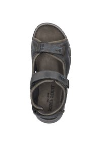 Szare sandały na otwartym nosku z regulowanymi paskami na rzep, teksturowanym materiałem wyściółki i wyściełaną wkładką. Posiadają niebieskie akcenty w szwie.