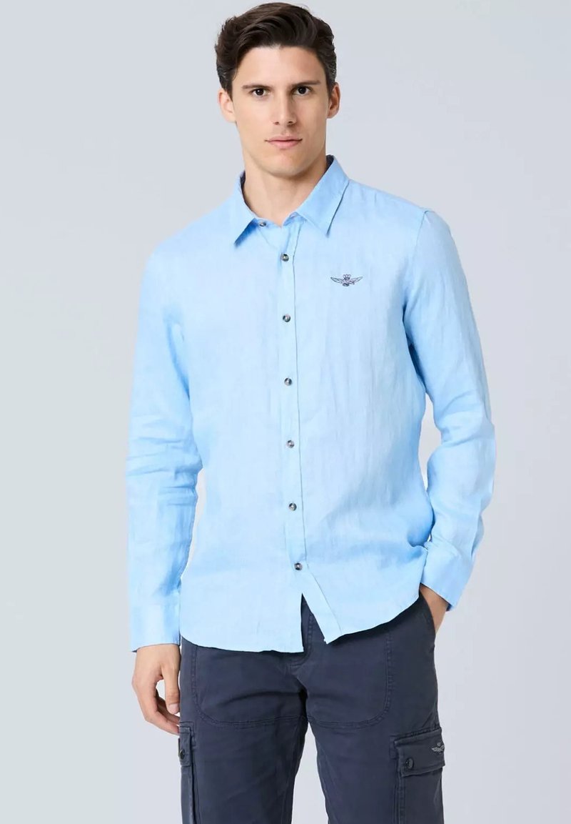 Camicia a maniche lunghe di lino blu chiaro con colletto button-down, dotata di bottoni grigi e un piccolo logo ricamato sul petto.