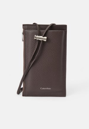 EMBOSS PHONE CROSSBODY - Telefontartó tok - dark brown