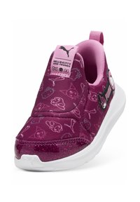 Fioletowe trampki wsuwane z błyszczącym różowym akcentem z brokatu, wzory z postaciami Hello Kitty i przyjaciół oraz wyściółkę z różowego, teksturowanego materiału.