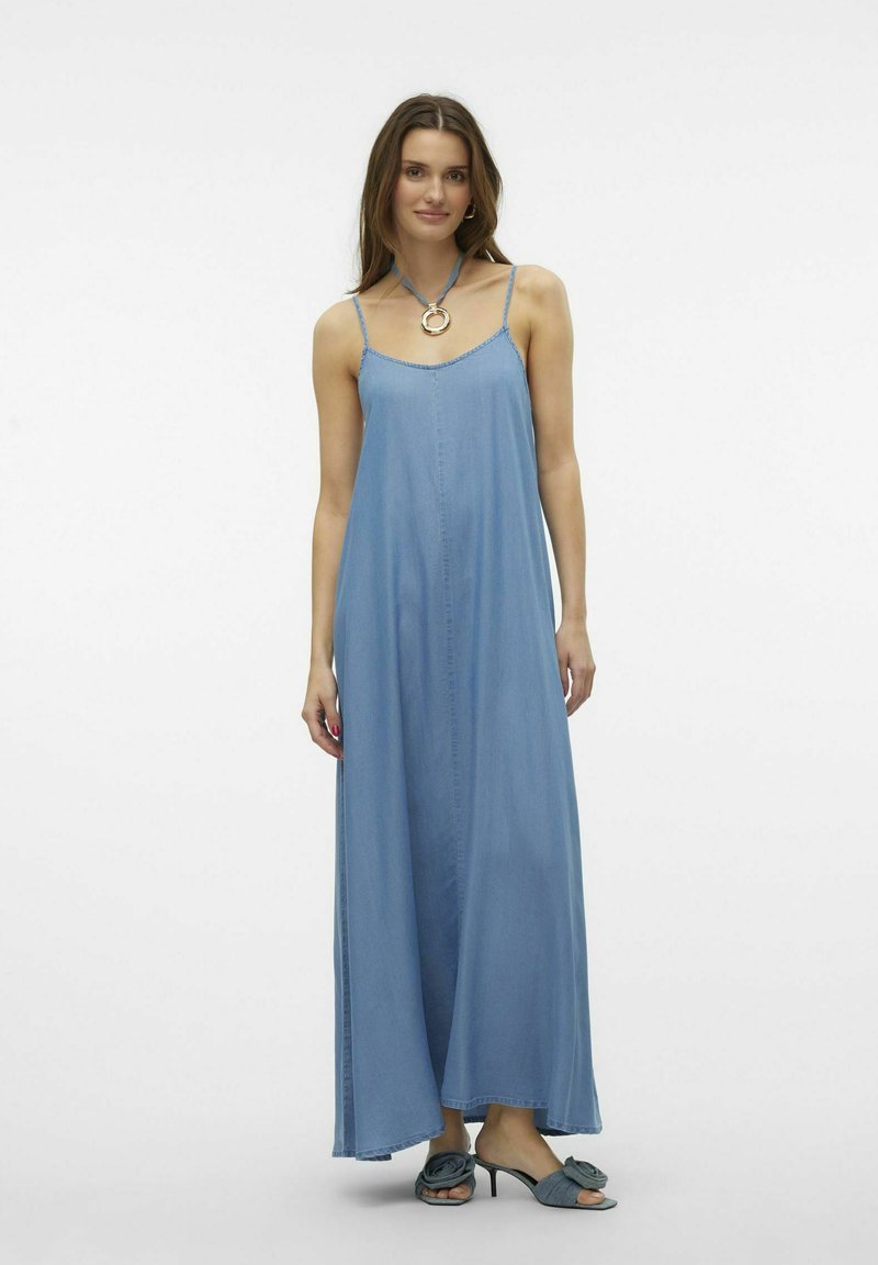 Abito maxi azzurro chiaro con spalline sottili, taglio dritto e una morbida texture in denim. Presenta un design semplice con dettagli di cucitura minimi.