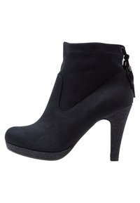 Botas de tobillo de ante negro con un alto tacón de aguja, puntera redondeada y costura lateral decorativa. Incluyen una plataforma brillante y un detalle de cremallera.