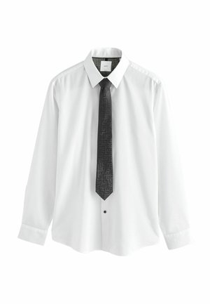 Weißes, langärmliges Hemd mit Button-Down-Kragen und einer schwarzen gemusterten Krawatte mit geometrischen Designs. Glatte Stoffoberfläche.