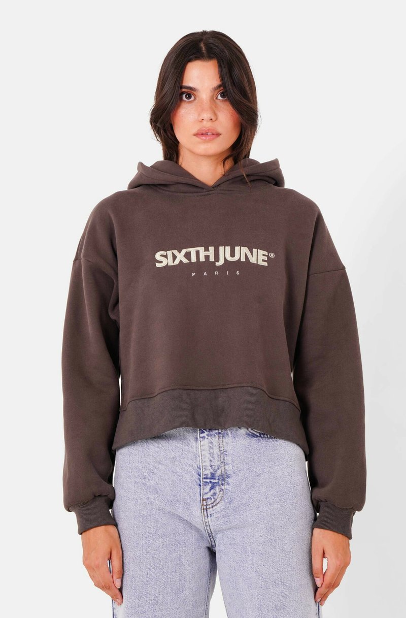 Sudadera corta marrón con capucha, que presenta "SIXTH JUNE PARIS" en texto beige. Fabricada con material suave y con puños y dobladillo acanalados.