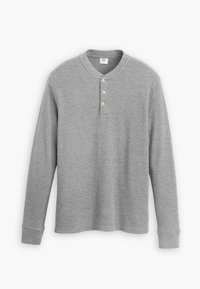 Camisa henley de manga larga gris hecha de tela de canalé, que cuenta con una tapeta de tres botones y un escote redondo con una forma ligeramente ajustada.