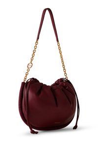 Burgunderfarbene Lederhandtasche mit gefaltetem Design, goldener Kettenriemen und Zugbandverschluss, mit einem strukturierten Akzent an der Basis.