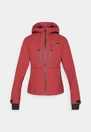 Casaco impermeável vermelho com capuz, dois bolsos de peito com fecho de correr, fechos cinzentos e detalhes texturizados em preto nas mangas. Fecho frontal com zíper.