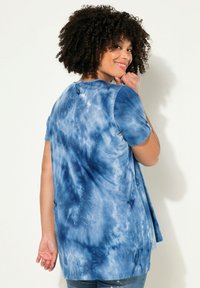 Angel of Style LÄNGERE BATIK-MUSTER RUNDHALS - T-shirt con stampa - blue