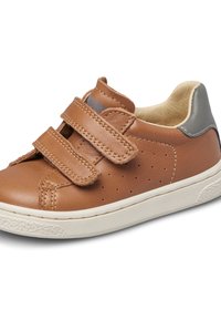Scarpa in pelle marrone con due fasce in velcro, design perforato sui lati, accentuazione sul tallone grigia e suola in gomma bianca testurizzata.