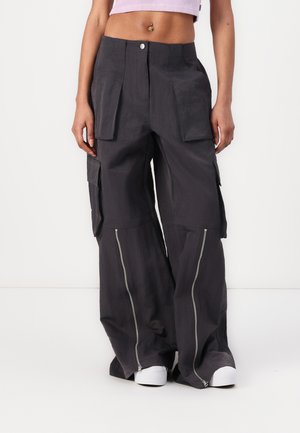 ZIPPED LEG PANTS - Kapsáče - vintage grey