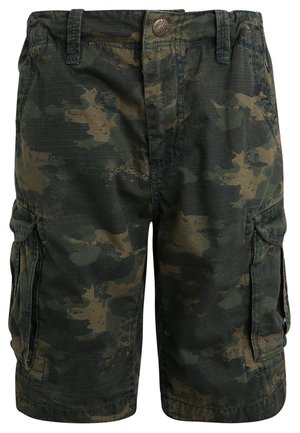 Szorty cargo w kamuflażu w ciemnozielonym i ziemistych odcieniach, z zapięciem na guzik, wieloma bocznymi kieszeniami oraz teksturowanym materiałem.