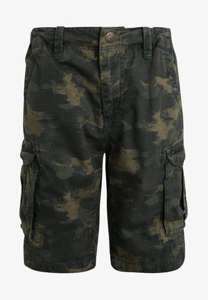 Szorty cargo w kamuflażu w ciemnozielonym i ziemistych odcieniach, z zapięciem na guzik, wieloma bocznymi kieszeniami oraz teksturowanym materiałem.