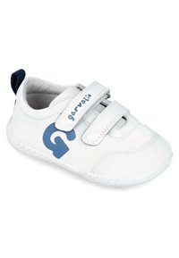 Zapato de cuero blanco con acentos azules, que presenta dos correas de velcro, punta redonda y una suela texturizada con pequeñas perforaciones.