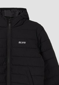 Zwarte pufferjack met capuchon, voorzien van een frontzipper, horizontaal quiltontwerp en een klein zilveren logo "SLVR" aan de linkerbovenkant.