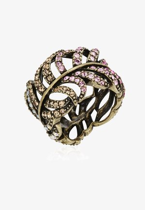 Bronzen ring met ingewikkeld, gekruld ontwerp; versierd met verschillende roze en heldere rhinestones; open stijl versterkt de visuele textuur.