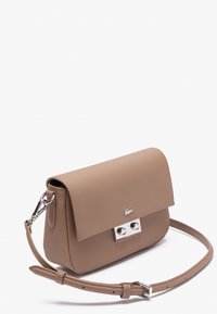 Borsa beige con materiale testurizzato, forma rettangolare, dettagli in metallo argentato, chiusura magnetica e tracolla removibile.