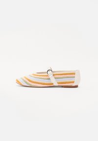 Heklede flate sko med spiss tå, med striper i pastellfarger: gul, rosa, grønn og blå. Hvit stropp med sirkelformet spenne.