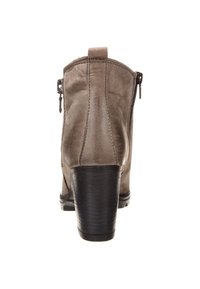 Bottine en daim gris avec un talon noir empilé, fermeture éclair de chaque côté et détails de couture subtils sur la tige.