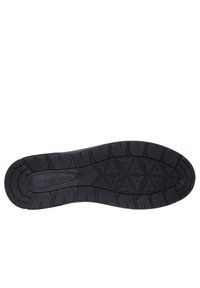 Suela de zapato de goma negra con una superficie texturizada. Presenta patrones en forma de diamante para mayor tracción y una ligera curvatura a lo largo de los bordes.