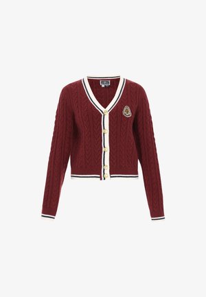 Cardigan burgundy cu tricotaj în cablu, cu decolteu în V, închidere cu butoane, bordură crem și accente în dungi albastre și albe. Prezintă o inscripție decorativă.
