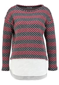 Pull en maille rayé rouge, marine et blanc avec manches longues, un large col et un ourlet de chemise blanche superposé. Tissu texturé avec un motif.