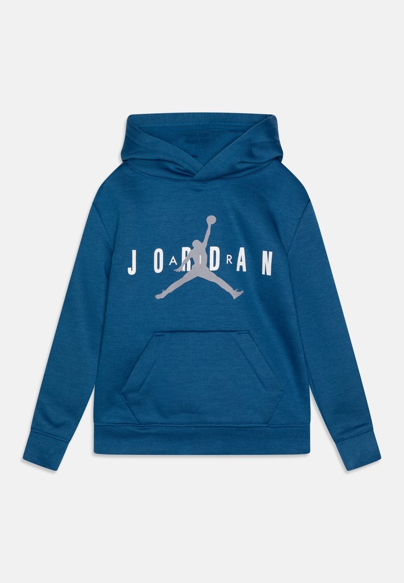 Sweat à capuche bleu en tissu à texture douce, doté d'une poche avant et d'un grand logo blanc "JORDAN" avec un graphisme en silhouette grise.