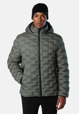 Polstret jakke i afdæmpet grøn med lynlås foran, fasthætte hætte og quiltet design. Har sort lynlåsbånd og skjulte sidelommer.