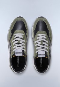 Para zielono-czarnych sznurowanych sneakersów z białymi podeszwami oraz brandingiem Napapijri na języku i boku, widziana z góry.