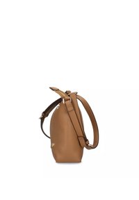 Borsa a tracolla in pelle marrone con forma arrotondata, tracolla regolabile, dettaglio hardware laterale e superficie liscia e strutturata.