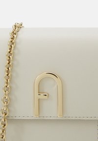 Furla FLOW VERTICAL CROSSBODY - Skuldertasker - marshmallow
