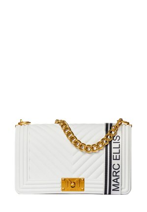 Gequilted witte leren handtas met gouden kettingriem, metalen logo-sluiting en gestreepte accenten met "MARC ELLIS" in het zwart.
