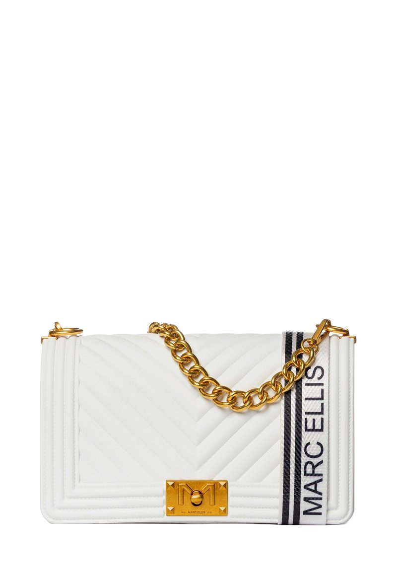 Gedämpfte weiße Lederhandtasche mit goldener Kettenriemen, Metall-Logoverschluss und gestreiftem Akzent mit "MARC ELLIS" in Schwarz.