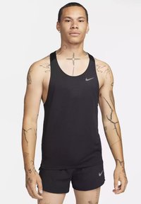 Schwarzes Nike Tanktop und Shorts, leichtes Material, runder Halsausschnitt, mit kleinem Logo und strukturierten Mustern für Atmungsaktivität.