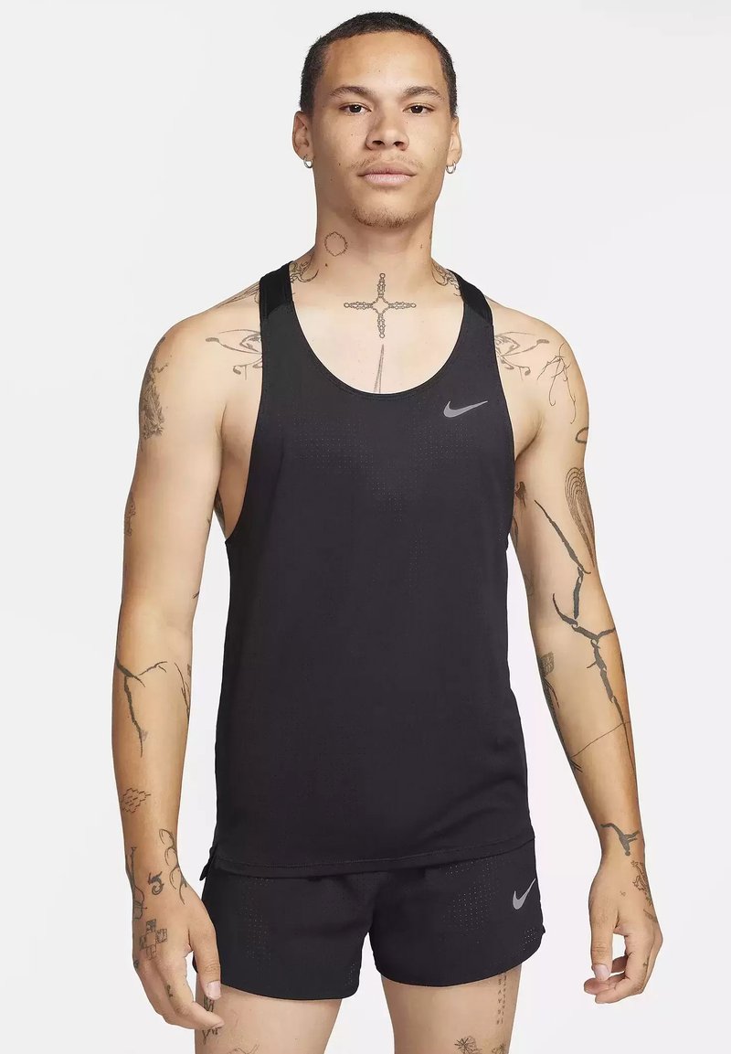 Schwarzes Nike Tanktop und Shorts, leichtes Material, runder Halsausschnitt, mit kleinem Logo und strukturierten Mustern für Atmungsaktivität.