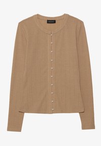 Beige ribbestrikket cardigan med lange ermer, rund halslinning og frontlukking med perle-lignende knapper langs plaggåpningen.