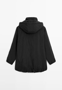 Zwarte gewatteerde jas met capuchon, voorzien van lange mouwen, elastische manchetten en een afgeronde zoom. Gladde textuur en minimalistisch ontwerp.