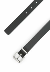 Ceinture en cuir noir avec une boucle en métal argenté, affichant une texture lisse, une forme plate et plusieurs trous de réglage pour le dimensionnement.