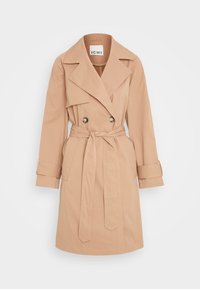 Beżowy trencz z miękkiego materiału. Charakteryzuje się dwurzędowym zapięciem, dużymi klapami, paskiem w talii oraz podwiniętymi mankietami. Dwie boczne kieszenie.