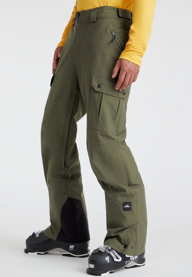 Olivgrüne Skihosen aus wasserabweisendem Material, mit Reißverschlusstaschen, seitlichen Taschen im Cargo-Stil und schwarzen Akzenten an den Säumen.