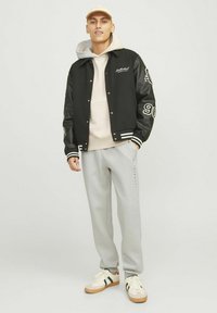 Jack & Jones COMFORT FIT - Pantaloni sportivi - moonbeam