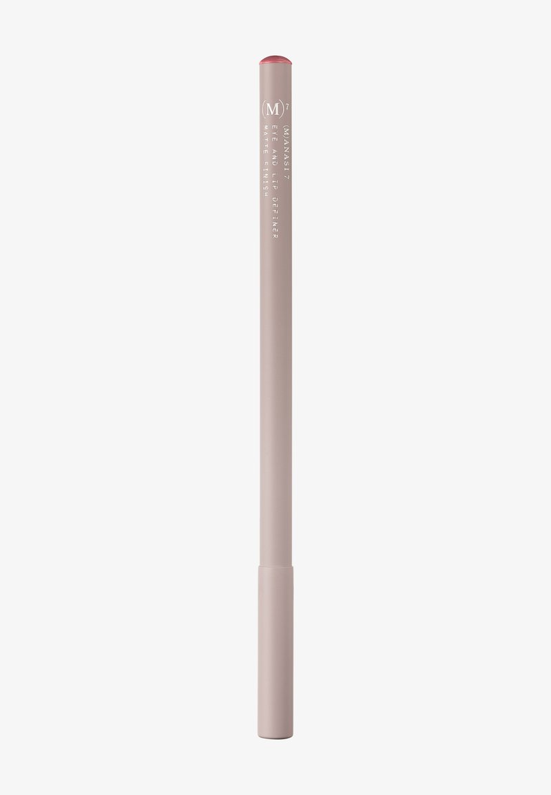 Crayon à lèvres rose mat avec une forme cylindrique élégante, présentant un logo minimaliste en texte blanc le long du tube.