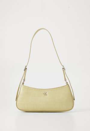 Sac à épaule en simili cuir jaune texturé avec une silhouette courbée et des accessoires en métal argenté. Présente un petit logo embossé à l'avant.
